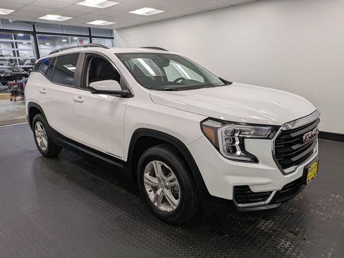 Used 2023 GMC Terrain SLE w/ Driver Convenience Package image 3