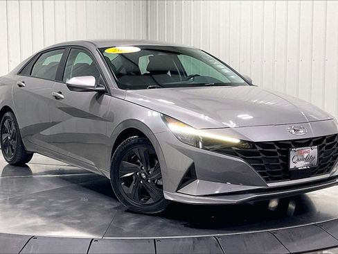 Used 2022 Hyundai Elantra SEL w/ Convenience Package FWD image 3