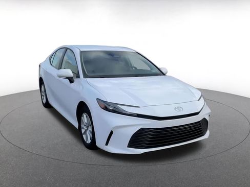 Used 2025 Toyota Camry LE image 3