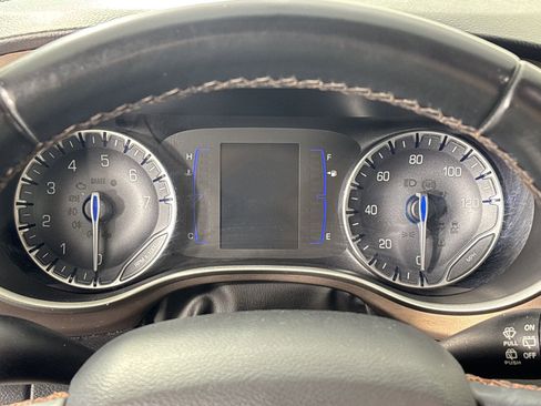 Used 2018 Chrysler Pacifica Touring-L image 16