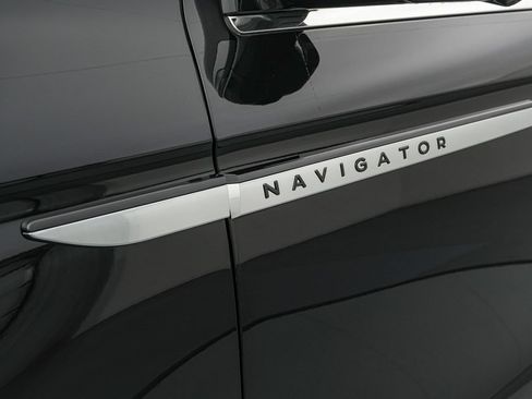 Used 2025 Lincoln Navigator Reserve AWD/4WD image 14