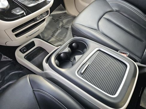 Used 2023 Chrysler Pacifica Touring-L image 32