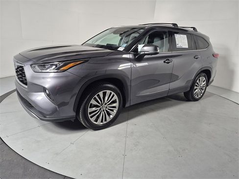 Used 2023 Toyota Highlander Platinum image 1