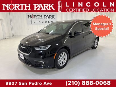 Used 2025 Chrysler Pacifica Select