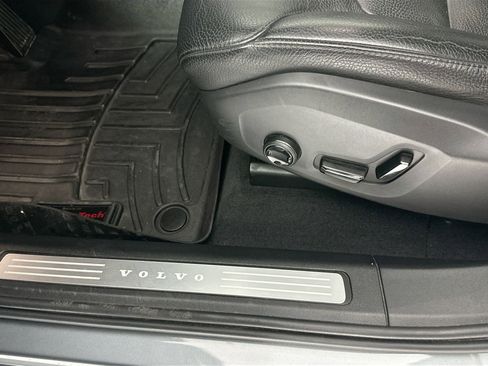 Used 2018 Volvo XC60 T6 Momentum w/ Convenience Package image 20