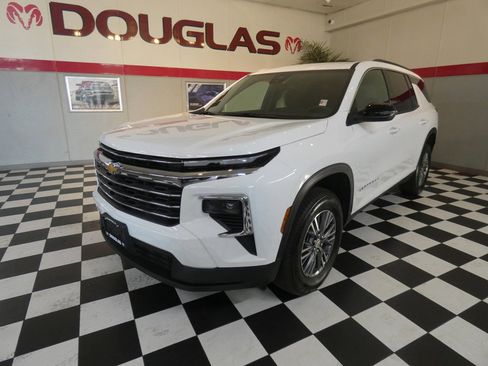 Used 2025 Chevrolet Traverse LT image 1