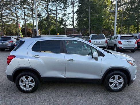 Used 2017 Chevrolet Trax LT w/ LT Convenience Package image 9