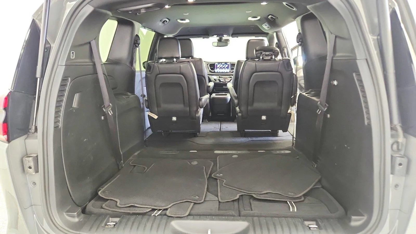Used 2025 Chrysler Pacifica Select FWD image 37