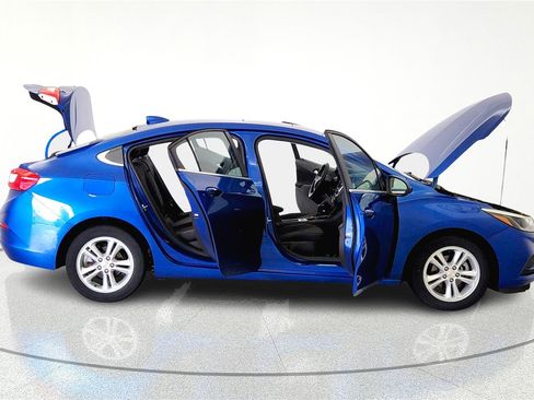 Used 2017 Chevrolet Cruze LT w/ Sun And Sound Package image 8