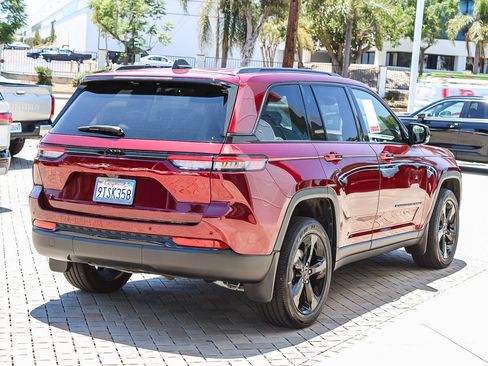 Used 2025 Jeep Grand Cherokee Altitude RWD image 7
