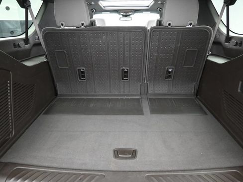 Used 2025 Chevrolet Suburban LT w/ Comfort Package AWD/4WD image 32