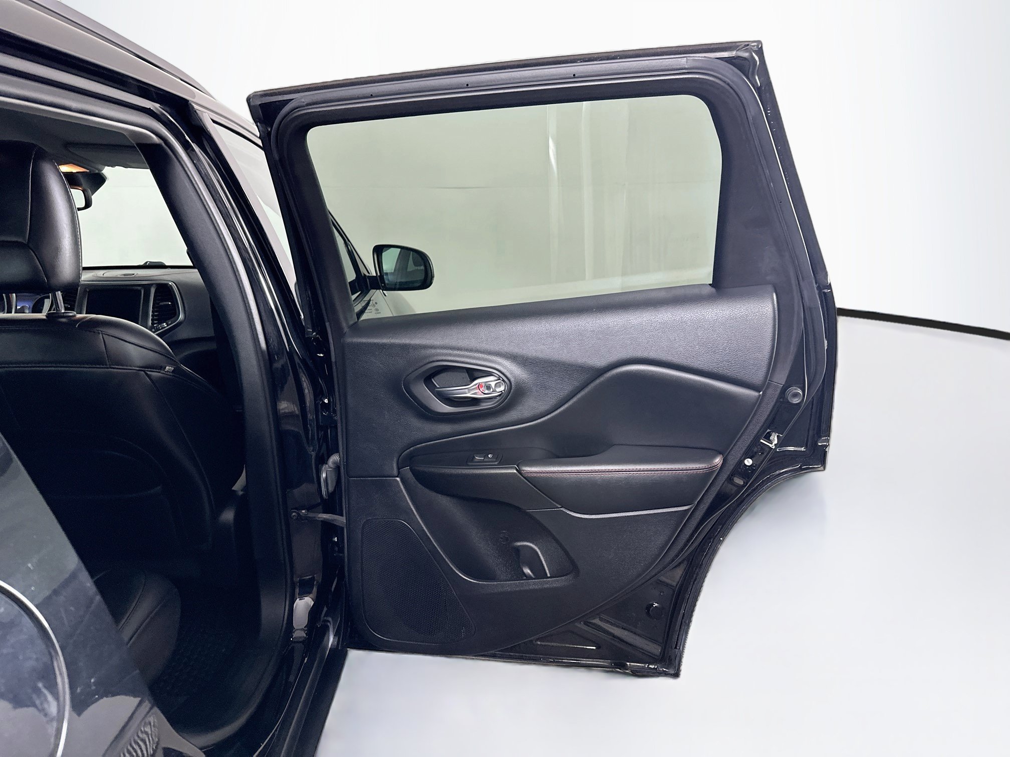Used 2019 Jeep Cherokee Trailhawk AWD/4WD image 28