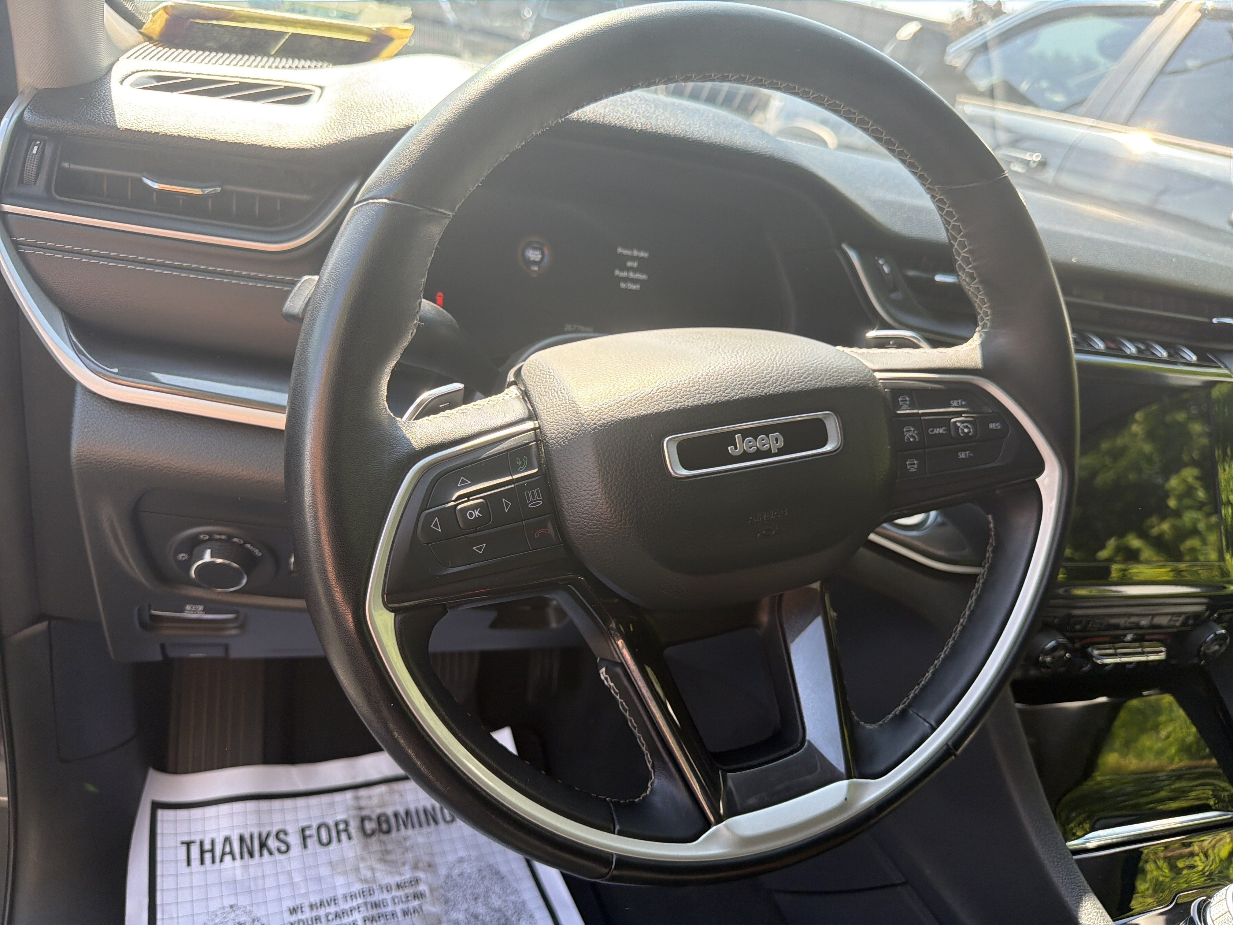 Used 2022 Jeep Grand Cherokee Laredo w/ Luxury Tech Group I AWD/4WD image 16