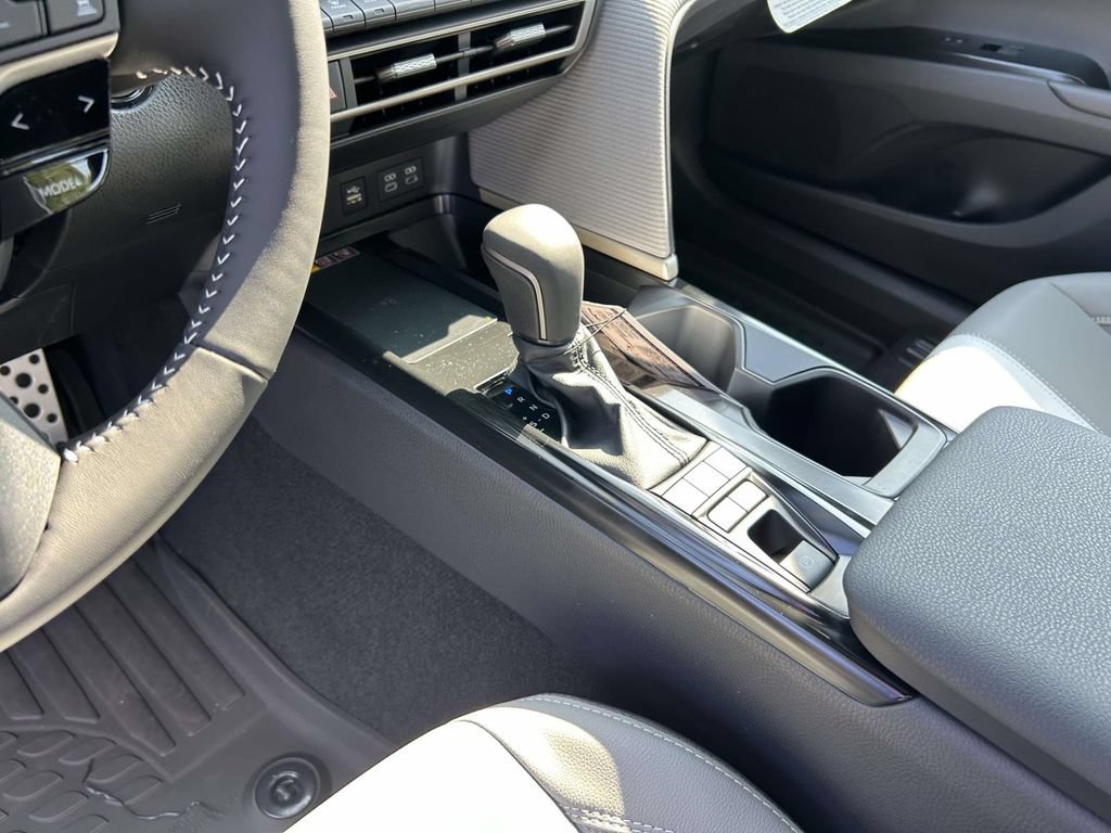New 2026 Toyota Camry Hybrid FWD image 19