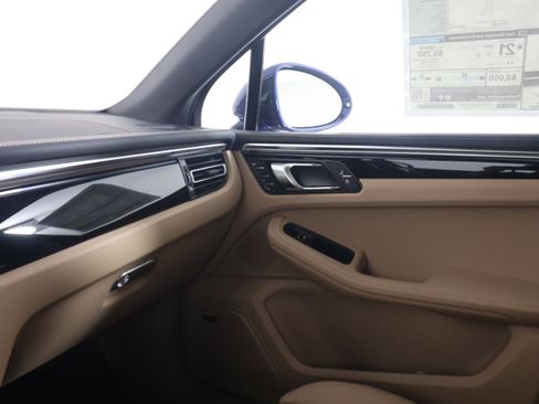 Certified 2025 Porsche Macan image 14