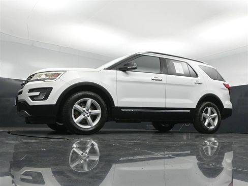 Used 2017 Ford Explorer XLT w/ Equipment Group 201A AWD/4WD image 27
