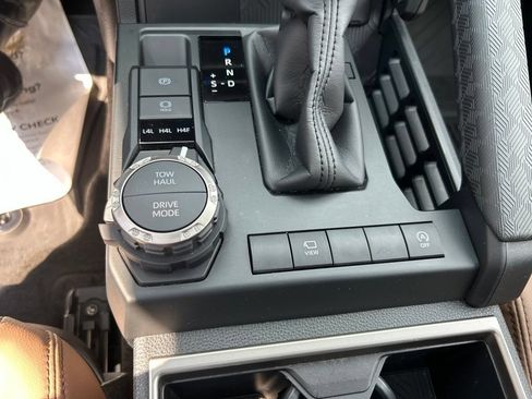 Used 2025 Toyota 4Runner Limited AWD/4WD image 15