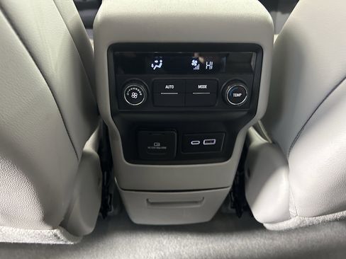 Used 2023 GMC Acadia SLT image 37