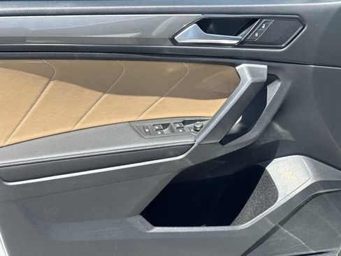 Used 2023 Volkswagen Tiguan SE w/ Panoramic Sunroof Package FWD image 19