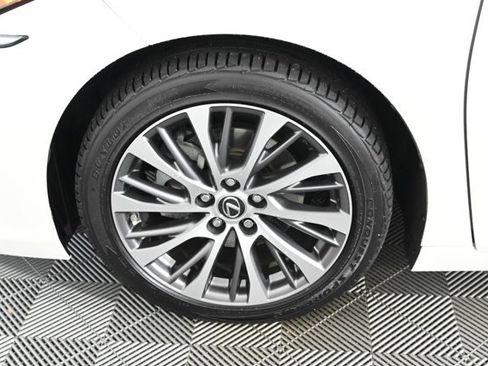 Used 2019 Lexus ES 300h image 30