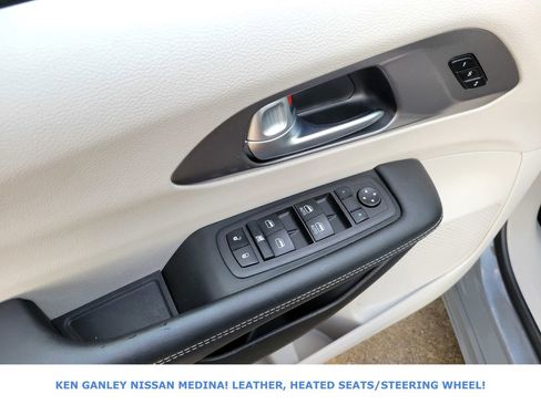 Used 2023 Chrysler Pacifica Touring-L image 38