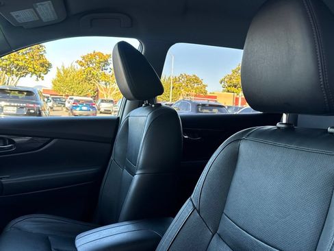 Used 2017 Nissan Rogue SL FWD image 12