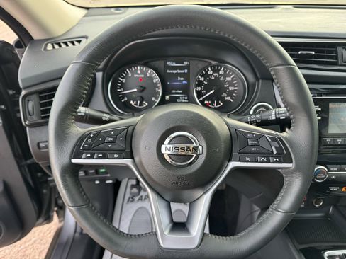 Used 2017 Nissan Rogue SV image 17