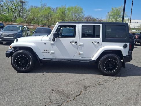 Used 2017 Jeep Wrangler Unlimited Sahara w/ Dual Top Group AWD/4WD image 9
