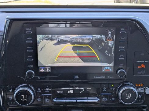 Used 2020 Toyota Highlander Limited image 32