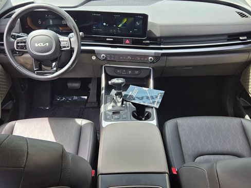 New 2025 Kia Carnival FWD image 8