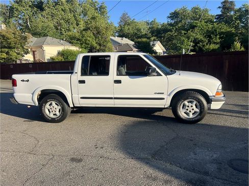 Used 2001 Chevrolet S10 Pickup LS w/ Cold-Climate Pkg AWD/4WD image 8