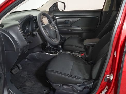 Used 2020 Mitsubishi Outlander ES FWD image 12