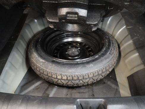 Used 2019 Nissan Kicks SR FWD image 11