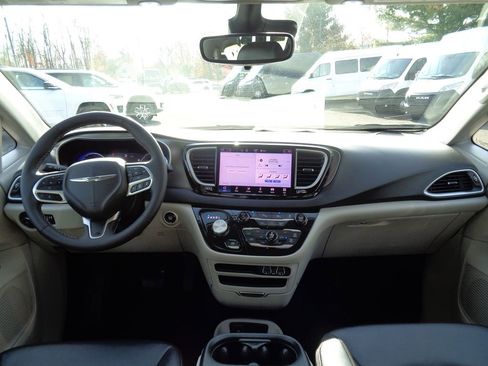 Certified 2024 Chrysler Pacifica Touring-L image 11