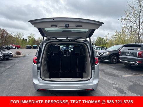 Used 2023 Chrysler Pacifica Touring-L FWD image 10