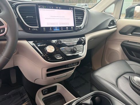 Used 2024 Chrysler Pacifica Touring-L image 18
