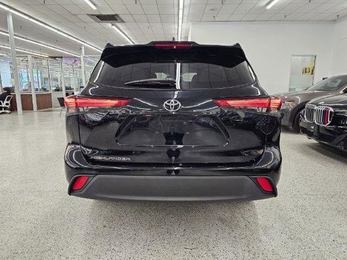 Used 2023 Toyota Highlander L FWD image 5