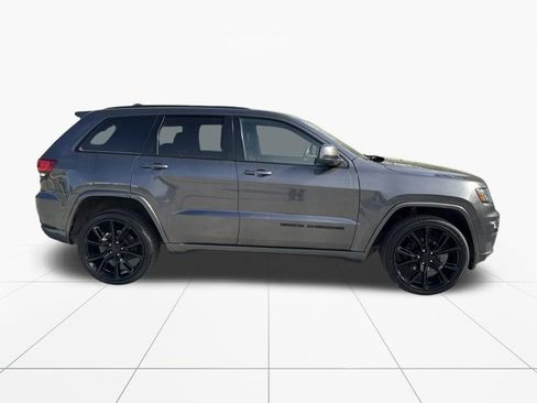 Used 2018 Jeep Grand Cherokee Altitude AWD/4WD image 9