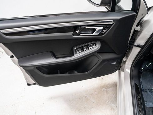 New 2026 Porsche Macan Turbo image 27