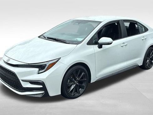 Used 2025 Toyota Corolla SE FWD image 2