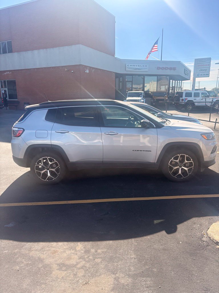 Used 2025 Jeep Compass Limited AWD/4WD image 2