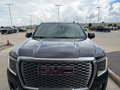 Used 2021 GMC Yukon XL Denali w/ Denali Premium Package RWD image 3
