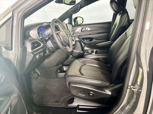 Certified 2025 Chrysler Pacifica Select AWD/4WD image 12