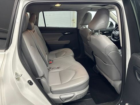 Used 2020 Toyota Highlander XLE image 16