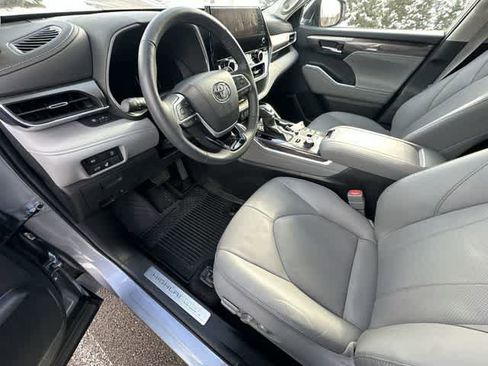 Used 2024 Toyota Highlander Limited image 16
