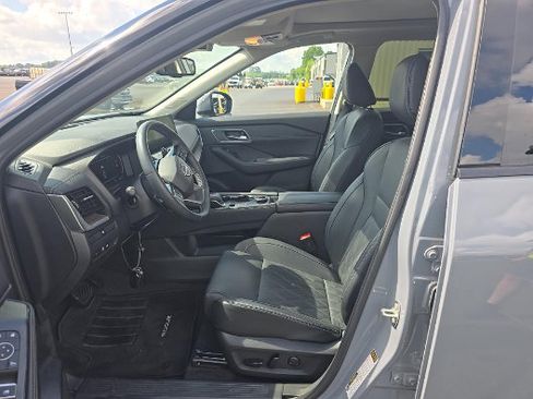 Used 2025 Nissan Rogue Platinum AWD/4WD image 3