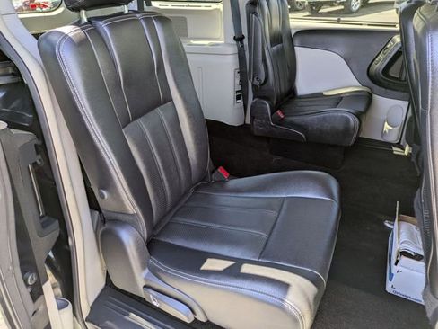 Used 2016 Chrysler Town & Country Touring-L w/ Driver Convenience Group FWD image 28
