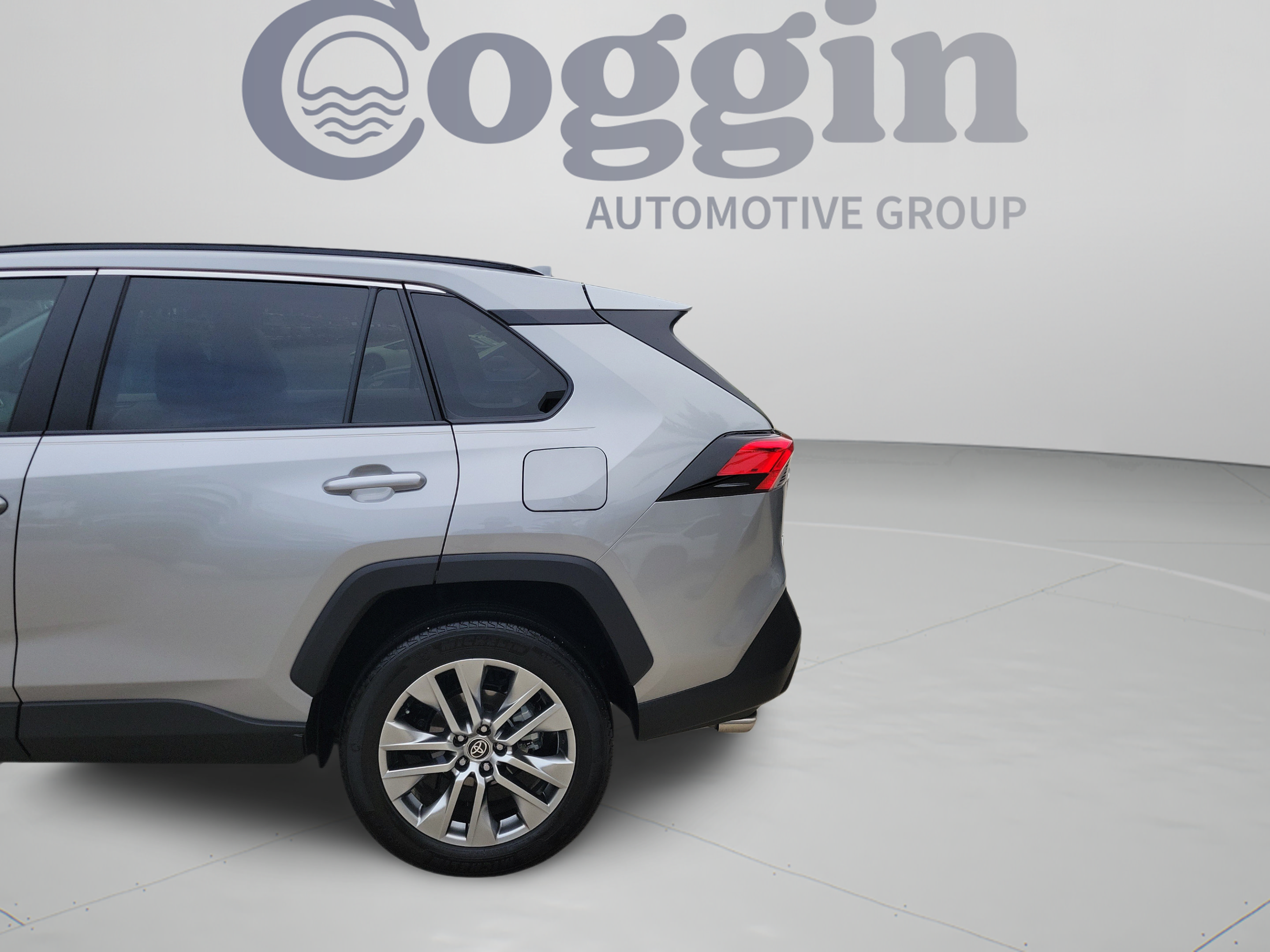 Used 2022 Toyota RAV4 XLE Premium FWD image 32