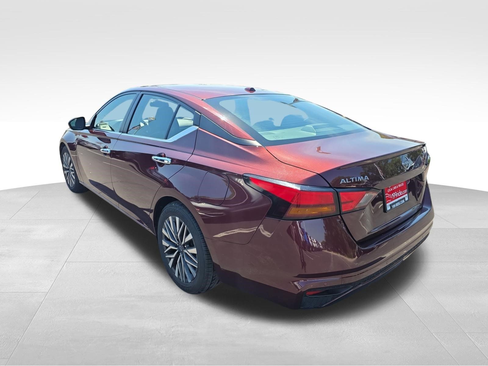 Used 2024 Nissan Altima 2.5 SV FWD image 4