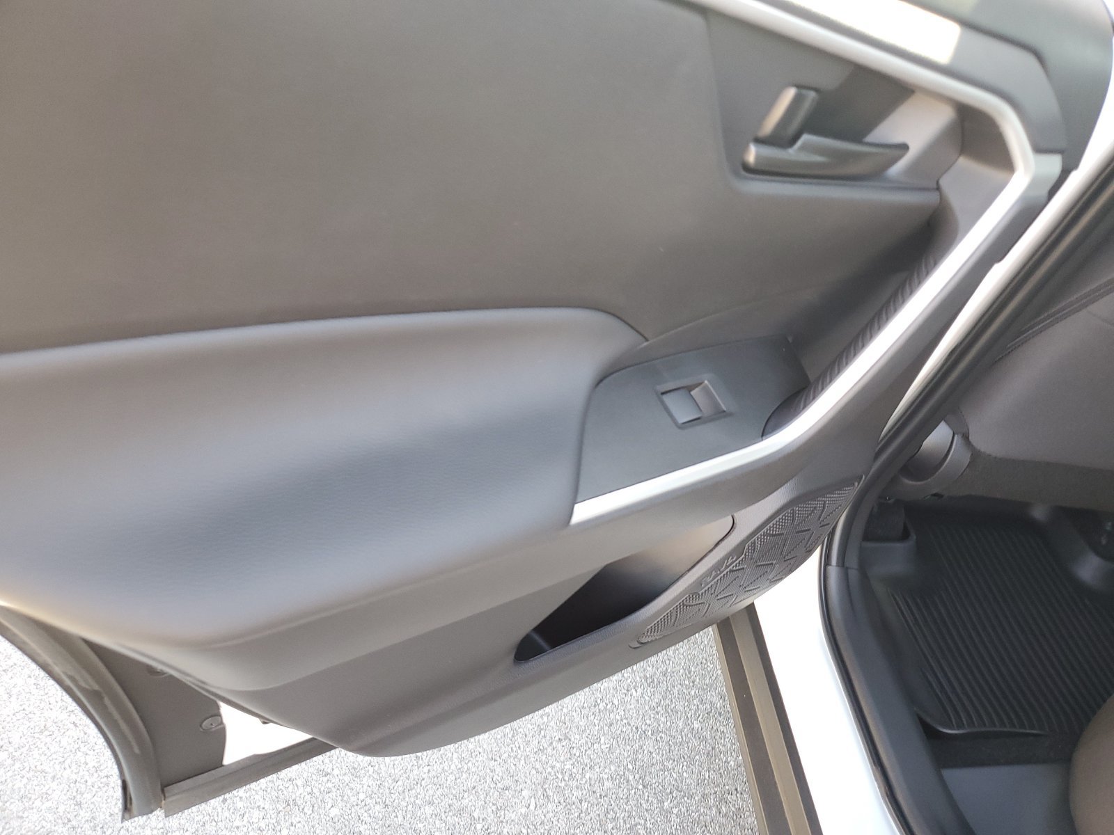 Used 2025 Toyota RAV4 LE AWD/4WD image 16